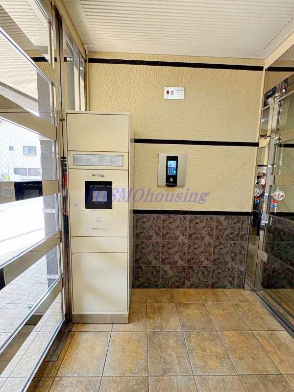 エントランス　宅配ボックス完備