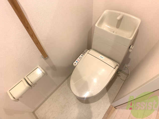 トイレ　ウォッシュレット付きです。オシリに優しい設備です。