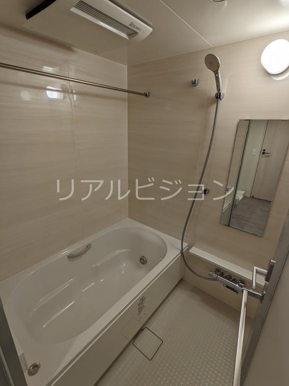 バス・シャワールーム　間取は反転タイプです。