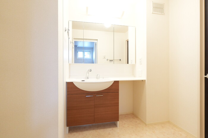 洗面設備　明るい洗面所です