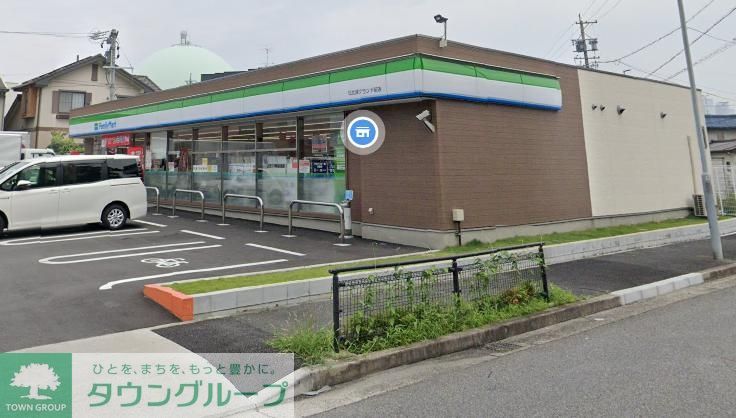 コンビニ　ファミリーマート日比津グランド前店（コンビニ）まで300m