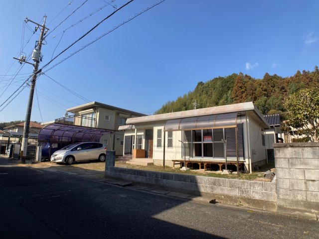 建物外観　広い前面道路と、車複数保管可能、人気の平屋