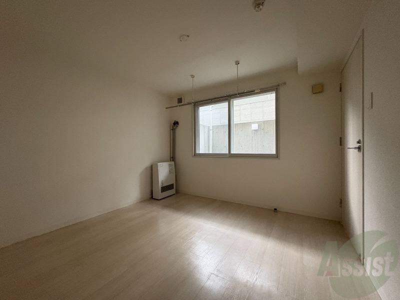 その他部屋・スペース　寝室はこちらです。光が差し込む、温かみのあるお部屋です。