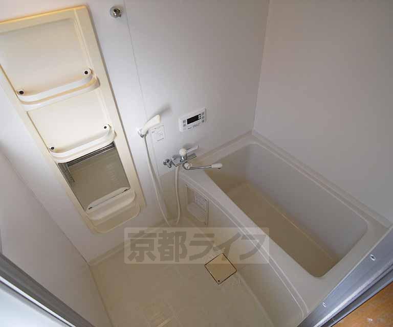 バス・シャワールーム　シャワー、鏡付の便利なお風呂です。