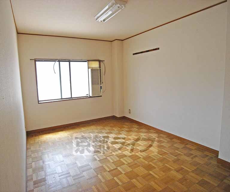 居室・リビング　こじんまりしていますがお掃除し易いです。