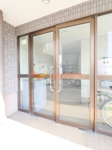 エントランス　落ち着いたエントランスです