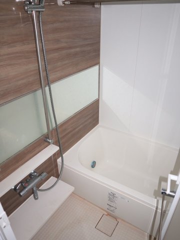 バス・シャワールーム　ゆっくり足をのばして入れます