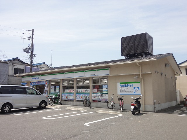 コンビニ　ファミリーマート 西京山田店（コンビニ）まで831m