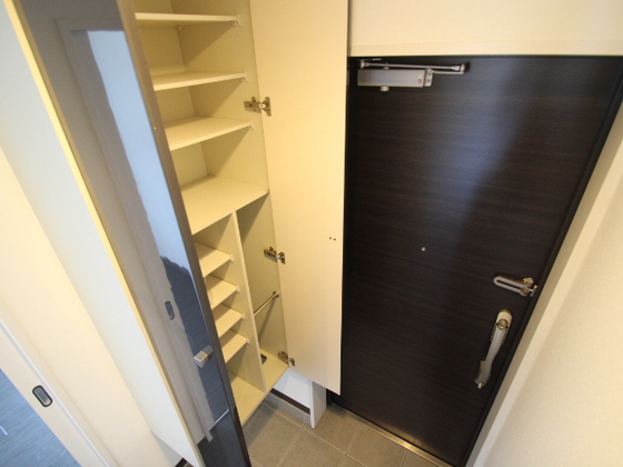 玄関　※掲載写真は同マンション別部屋参考写真となります。