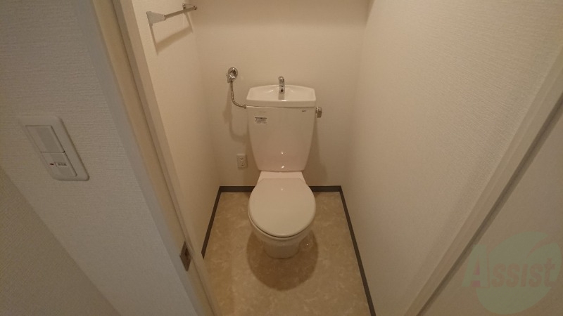 トイレ　トイレです。タオル掛けもついて便利ですね。