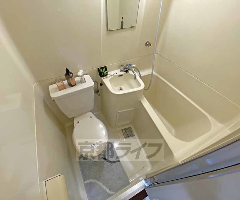 バス・シャワールーム　スッキリとしたユニットバスです。