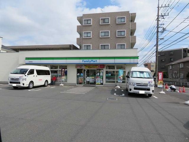 コンビニ　ファミリーマート日野神明店（コンビニ）まで450m
