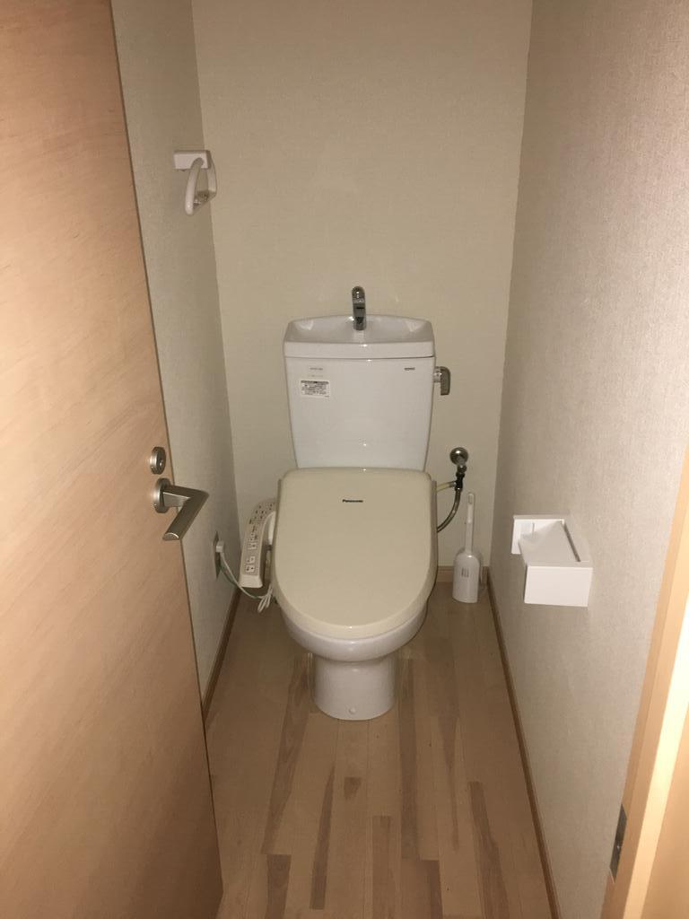 トイレ　温水洗浄便座