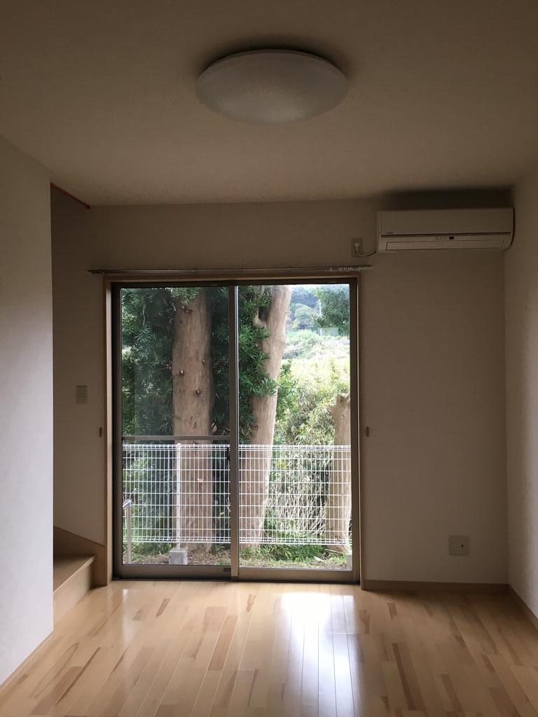 居室・リビング　1階リビング。LED照明とエアコン付きです