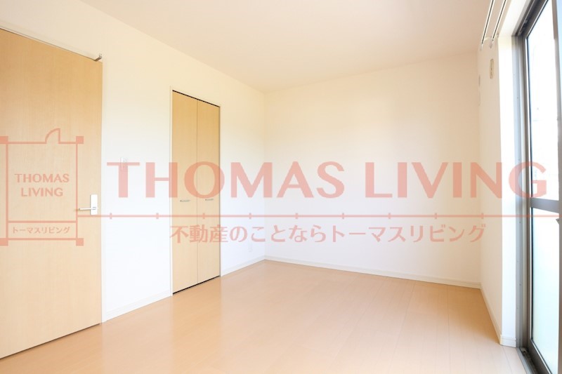 その他部屋・スペース　明るい色のフローリングで気持ちよく過ごしていただけます。