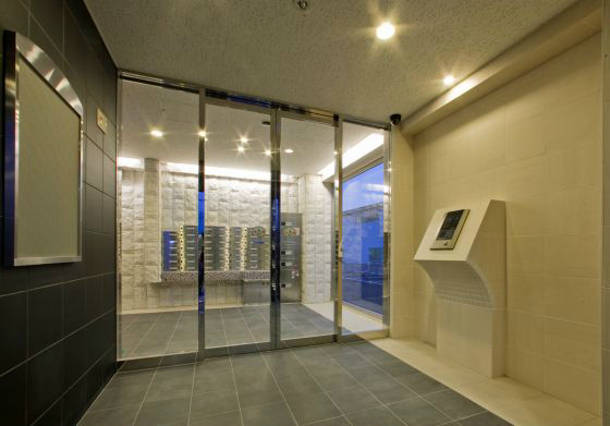 セキュリティ　オートロック搭載です。時期によってこちらに装飾が施されます。