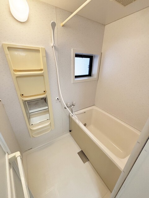 バス・シャワールーム　換気窓付のバスルーム♪