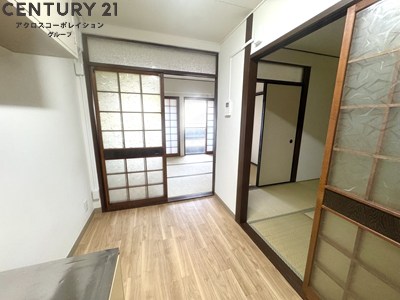 居室・リビング　和室2部屋と合わせると広々とした間取りです。