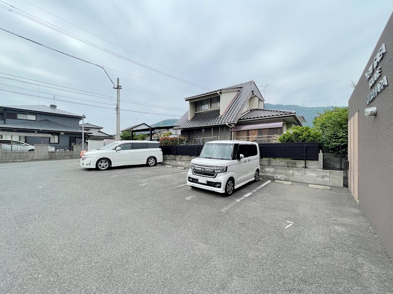 駐車場　敷地内駐車場あり