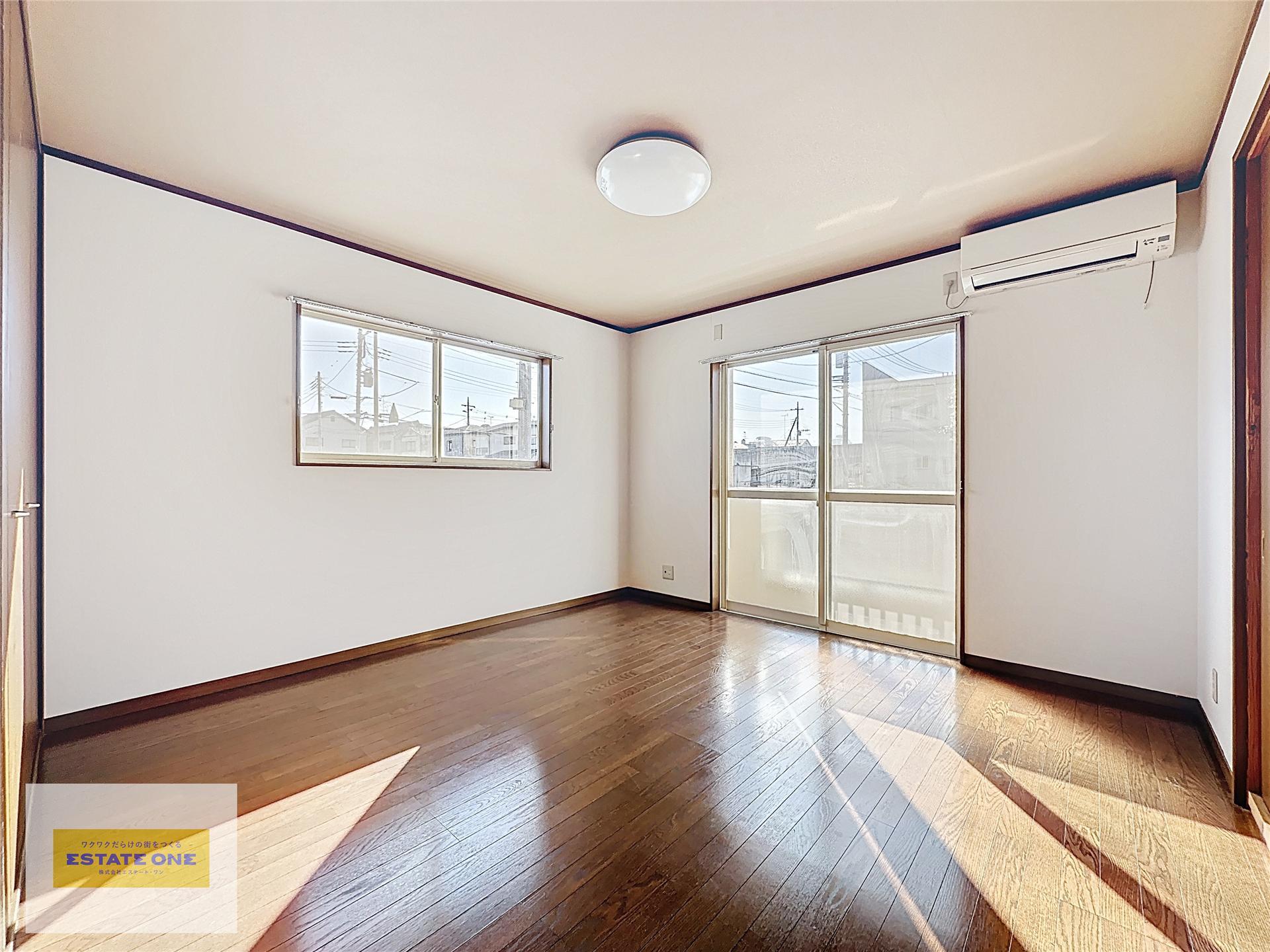 居室・リビング　二面採光の明るい室内☆