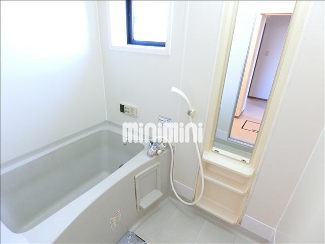 バス・シャワールーム　追焚き機能付きのお風呂。お風呂にも窓があります。