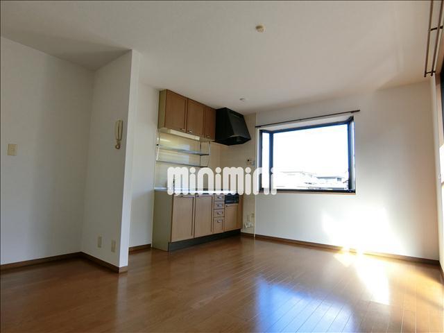 居室・リビング　１０帖のＬＤＫ。角部屋で２面に窓があります。