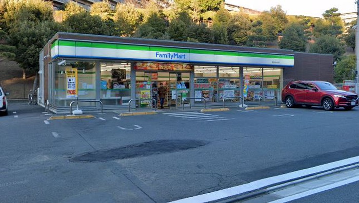 コンビニ　ファミリーマート（コンビニ）まで242m