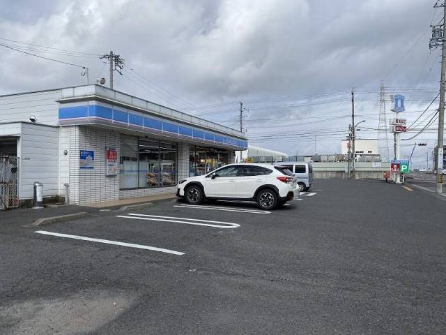 コンビニ　ローソン四日市別名店（コンビニ）まで702m