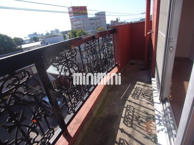 バルコニー　洗濯置き場はベランダに有ります。