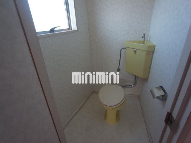 トイレ　トイレに小窓があります。