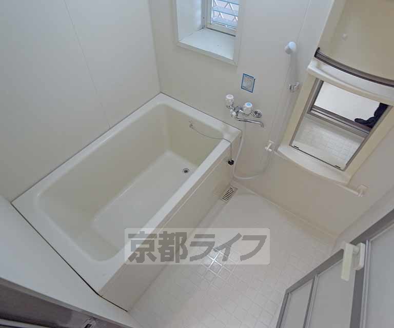 バス・シャワールーム　白くて清潔感があります