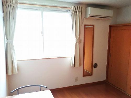 居室・リビング　1階はフローリング。部屋により家電製品が異なる場合あり。