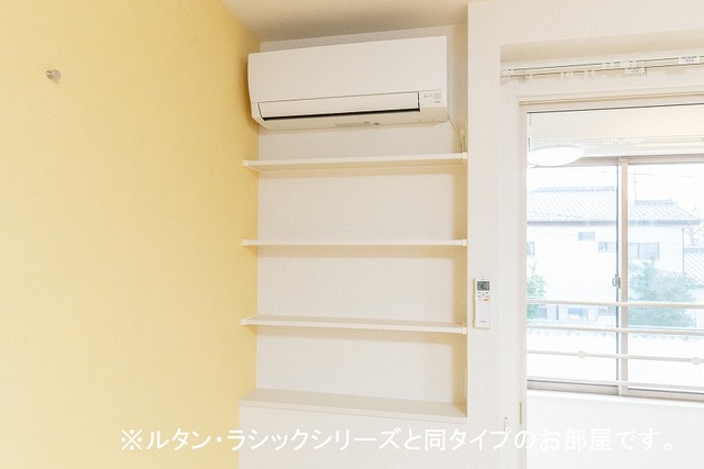その他設備　エアコン下にも収納棚があります