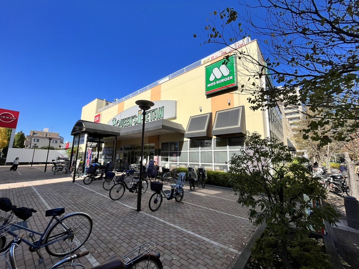 スーパー　クインズ伊勢丹（スーパー）まで740m