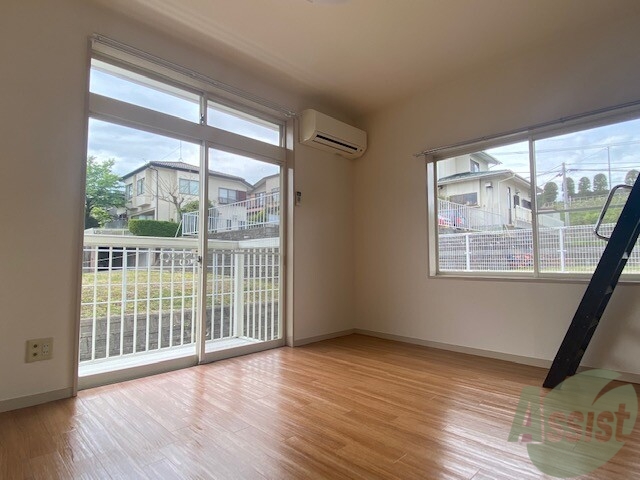 居室・リビング　陽が良く入ってくるのが分かります。暖かくて気持ちいいですね