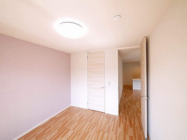 その他部屋・スペース　開放的な寝室です