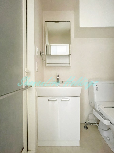 洗面設備　明るい洗面所です