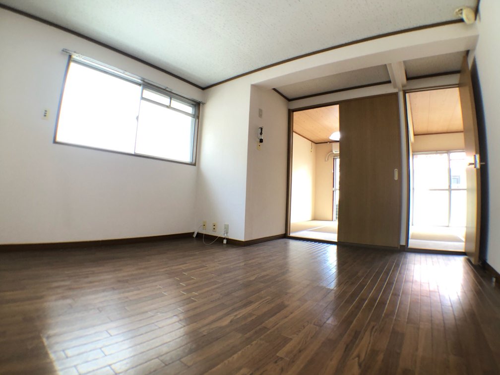 居室・リビング　床色が落ち着いた色合いで綺麗です♪