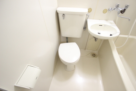 トイレ　別号室の写真になります。