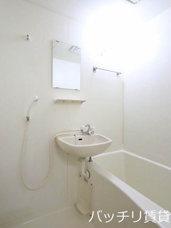 バス・シャワールーム　同型タイプの為、現状を優先致します。