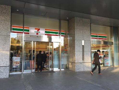 コンビニ　セブンイレブン（コンビニ）まで531m