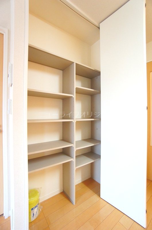 その他設備　備蓄品や日用品の収納に便利なLDK収納