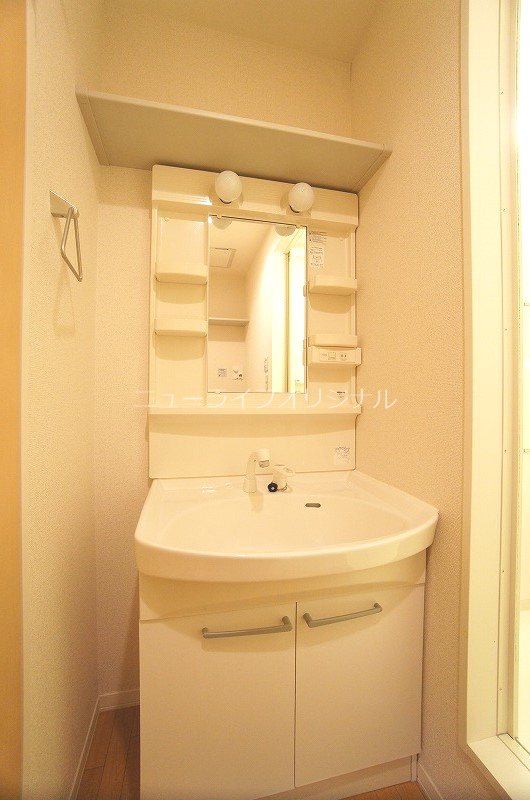 洗面設備　身支度に便利な独立洗面化粧台