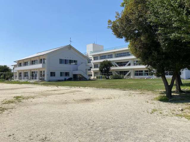 小学校　伊勢崎市立境采女小学校（小学校）まで1736m