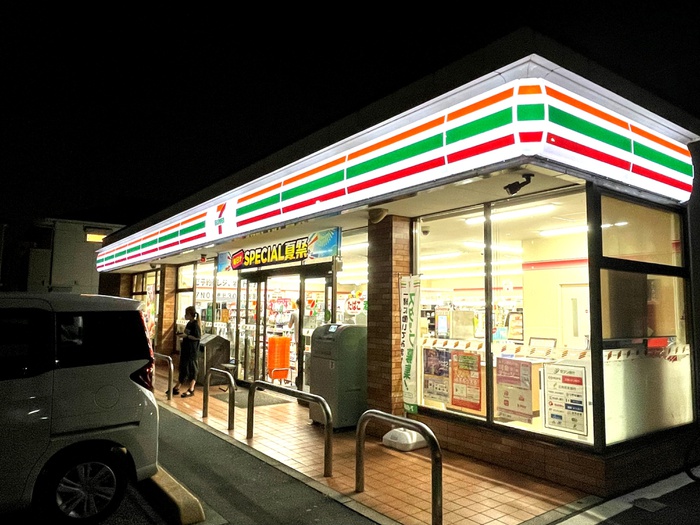 コンビニ　セブンイレブン（コンビニ）まで550m