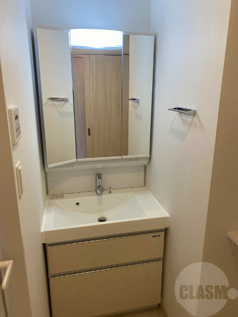 洗面設備　立派な洗面台ですね