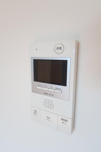 玄関　■モニタ付インターホン■ディンプルキー■ダウンライト式照明