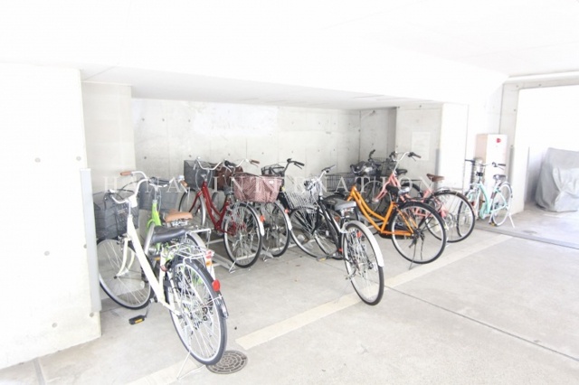 その他共有部分　駐輪場は無料です（屋根付き）(^_^)/