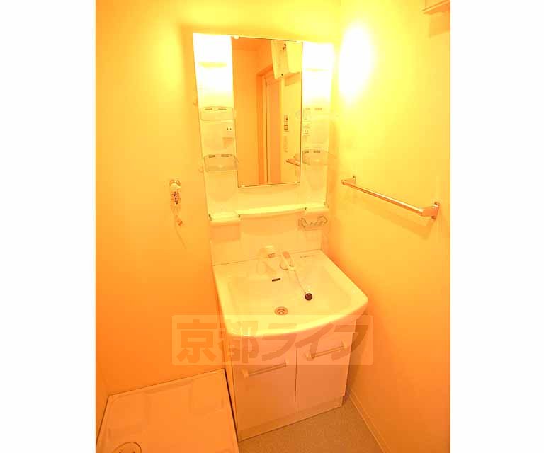 洗面設備　シャンプードレッサー付き独立洗面台です。