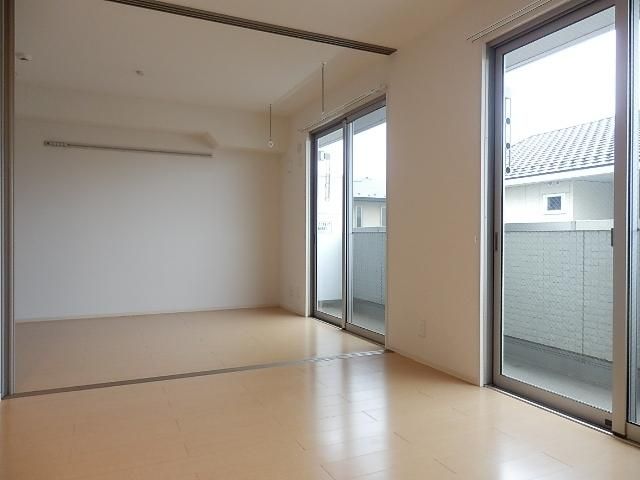 居室・リビング　フローリング張りのＬＤＫ